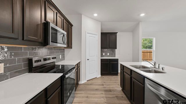 5012 Shumard Drive, Lindale, TX 75706
