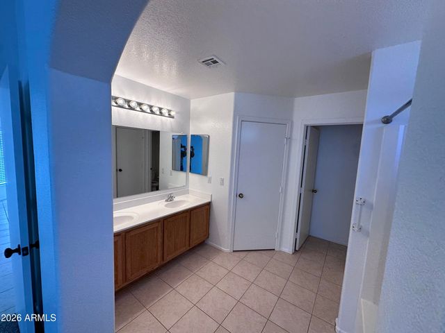 3043 W COVEY Lane, Phoenix, AZ 85027