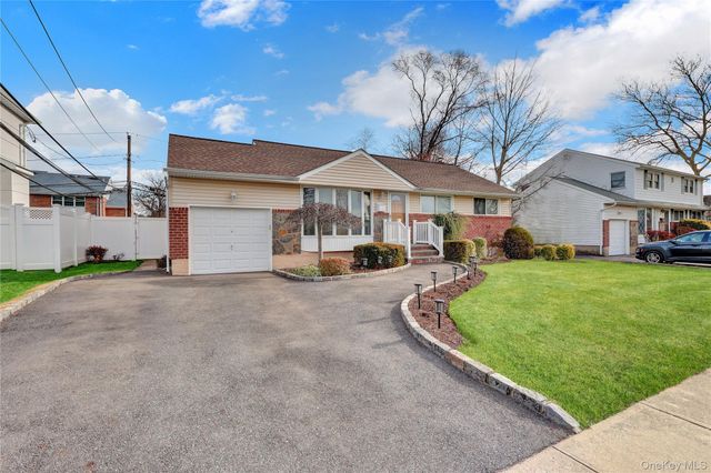 46 Kalda Lane, Plainview, NY 11803