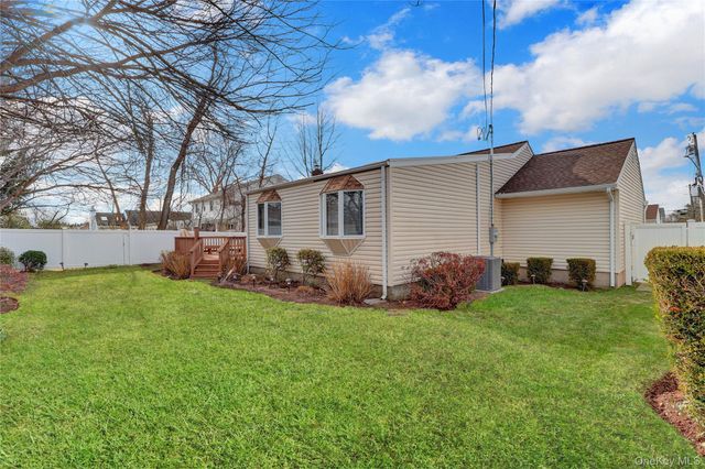 46 Kalda Lane, Plainview, NY 11803