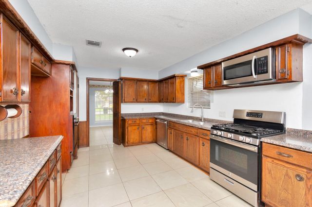 800 Fairway Drive, Richmond, TX 77469