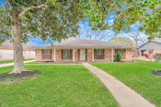 800 Fairway Drive, Richmond, TX 77469