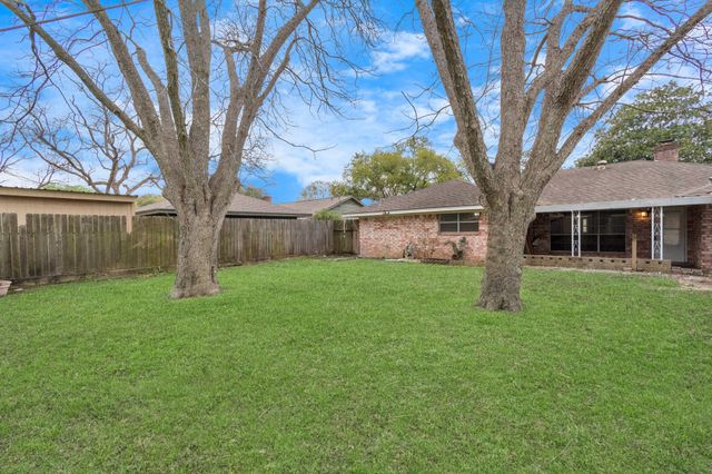 800 Fairway Drive, Richmond, TX 77469