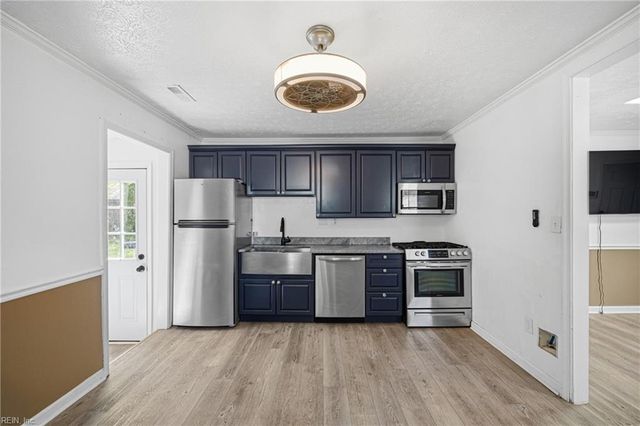 135 Peachtree LN, Hampton, VA 23669