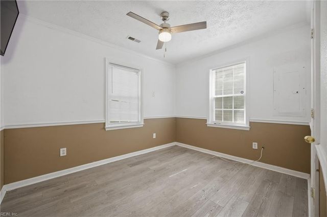 135 Peachtree LN, Hampton, VA 23669