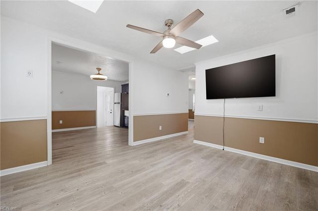 135 Peachtree LN, Hampton, VA 23669