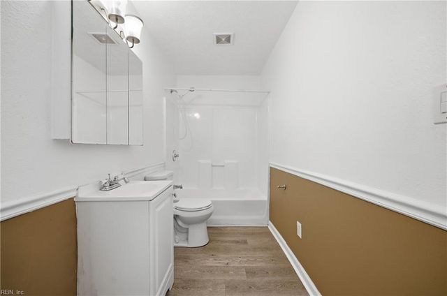 135 Peachtree LN, Hampton, VA 23669