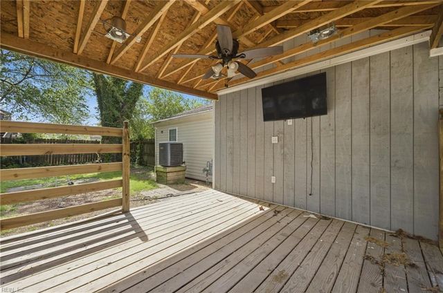 135 Peachtree LN, Hampton, VA 23669