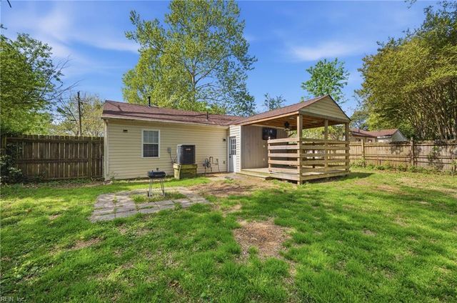135 Peachtree LN, Hampton, VA 23669
