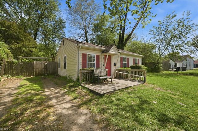 135 Peachtree LN, Hampton, VA 23669