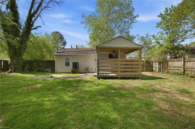 135 Peachtree LN, Hampton, VA 23669