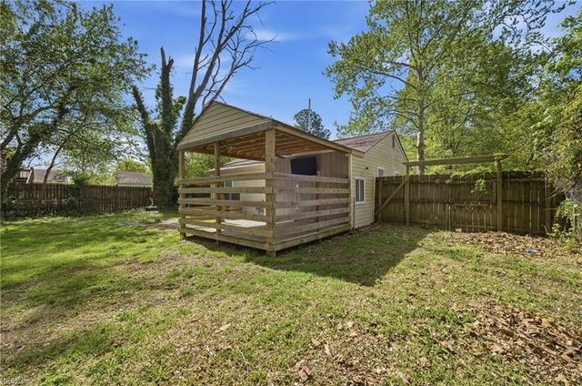 135 Peachtree LN, Hampton, VA 23669