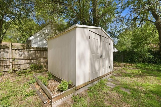 135 Peachtree LN, Hampton, VA 23669