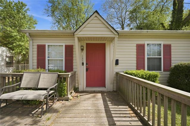 135 Peachtree LN, Hampton, VA 23669