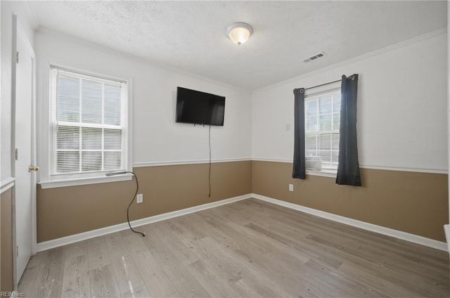 135 Peachtree LN, Hampton, VA 23669