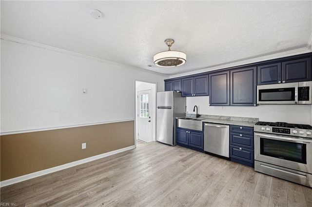 135 Peachtree LN, Hampton, VA 23669