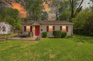 135 Peachtree LN, Hampton, VA 23669