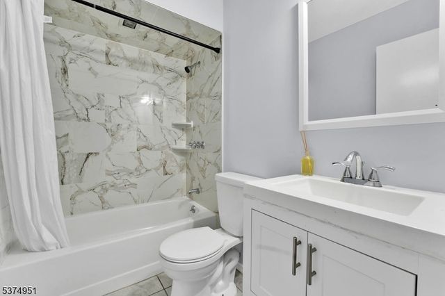 201 Kingsberry Dr, Franklin Twp., NJ 08873