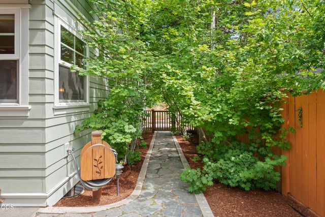 20385 Penhollow Lane, Bend, OR 97702
