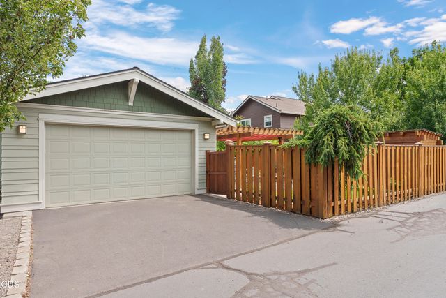 20385 Penhollow Lane, Bend, OR 97702
