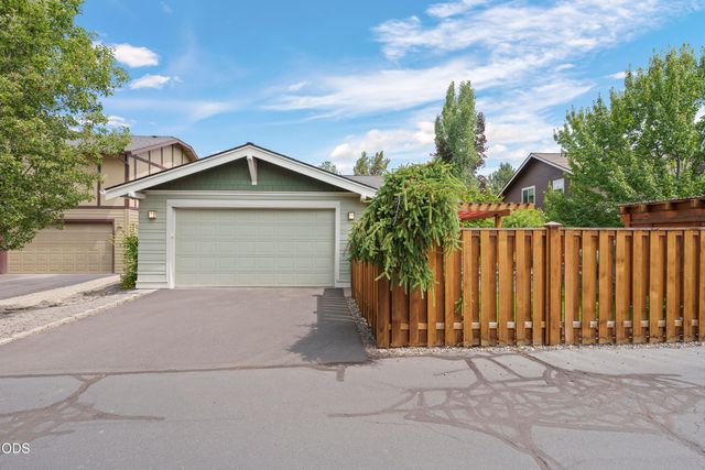 20385 Penhollow Lane, Bend, OR 97702