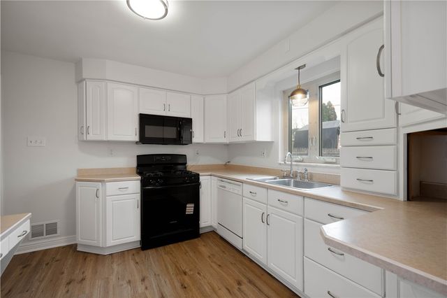 126 Woodhall Dr, Baldwin Boro, PA 15236