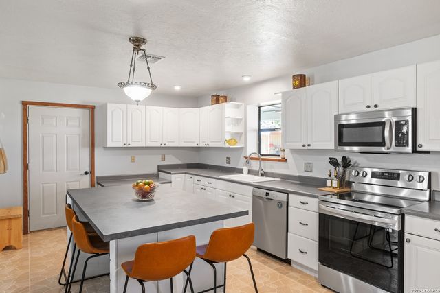 382 Windsong Lane, Fredericksburg, TX 78624