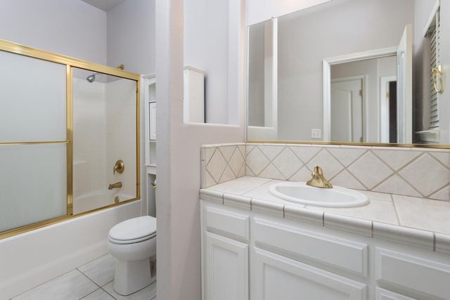 586 W Lindquist Street, Kingsburg, CA 93631