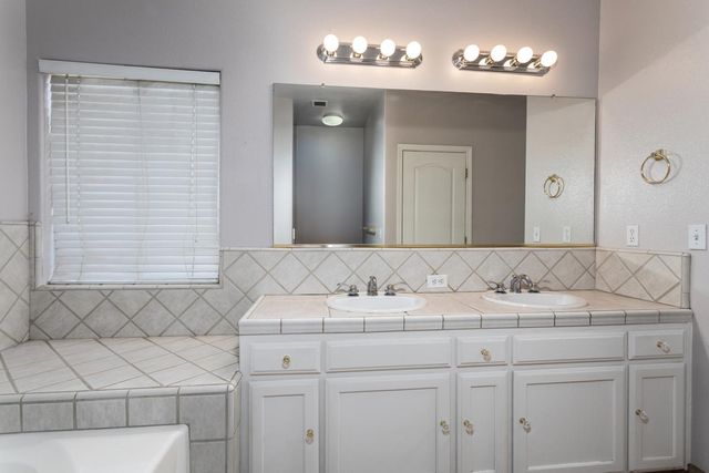 586 W Lindquist Street, Kingsburg, CA 93631