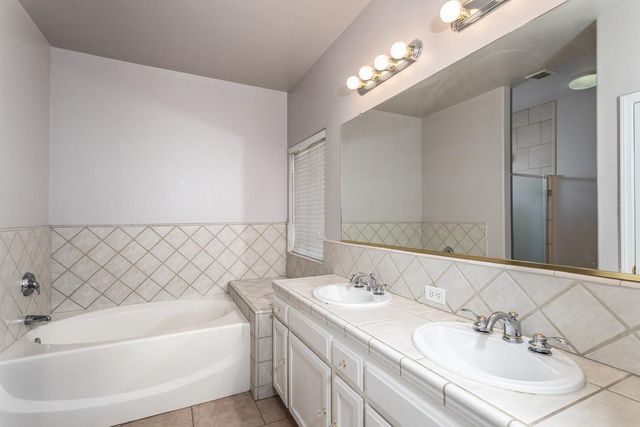 586 W Lindquist Street, Kingsburg, CA 93631