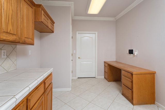 586 W Lindquist Street, Kingsburg, CA 93631