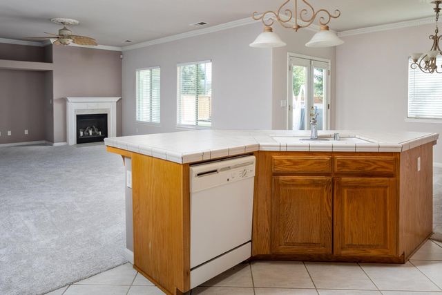 586 W Lindquist Street, Kingsburg, CA 93631