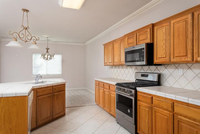 586 W Lindquist Street, Kingsburg, CA 93631