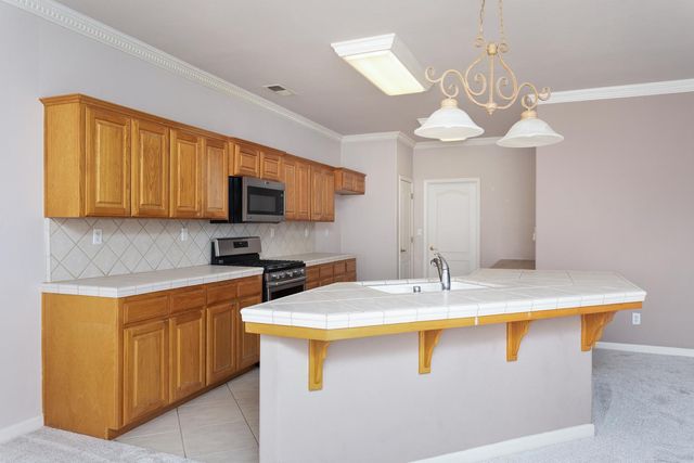 586 W Lindquist Street, Kingsburg, CA 93631