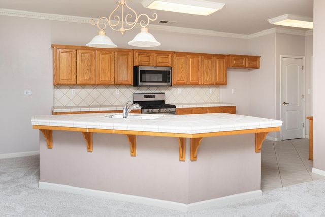 586 W Lindquist Street, Kingsburg, CA 93631