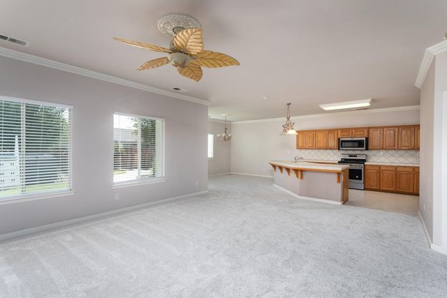 586 W Lindquist Street, Kingsburg, CA 93631