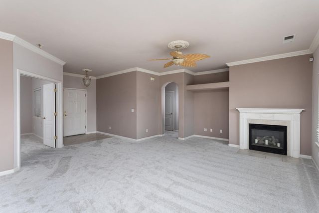 586 W Lindquist Street, Kingsburg, CA 93631