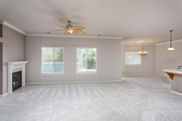 586 W Lindquist Street, Kingsburg, CA 93631