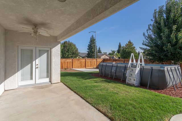 586 W Lindquist Street, Kingsburg, CA 93631