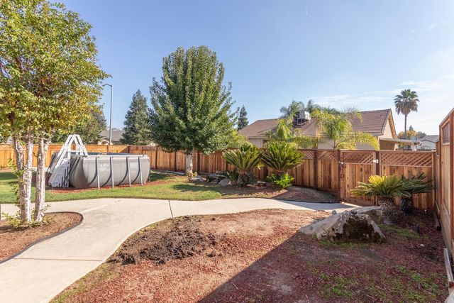 586 W Lindquist Street, Kingsburg, CA 93631