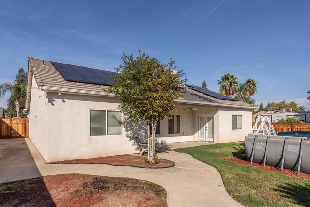 586 W Lindquist Street, Kingsburg, CA 93631