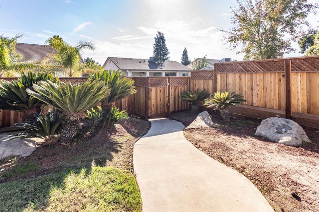 586 W Lindquist Street, Kingsburg, CA 93631