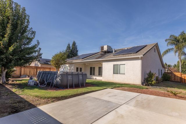 586 W Lindquist Street, Kingsburg, CA 93631