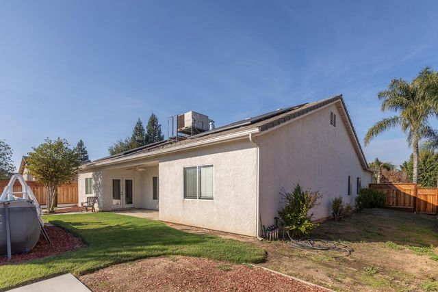 586 W Lindquist Street, Kingsburg, CA 93631