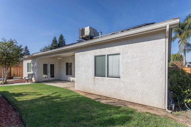 586 W Lindquist Street, Kingsburg, CA 93631