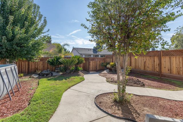 586 W Lindquist Street, Kingsburg, CA 93631