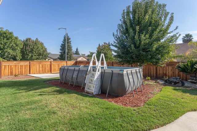 586 W Lindquist Street, Kingsburg, CA 93631