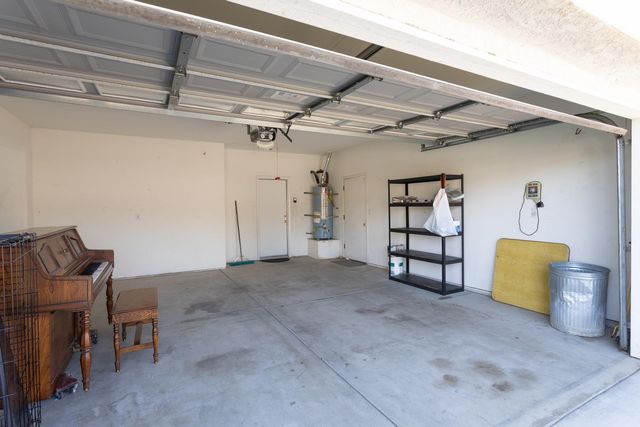 586 W Lindquist Street, Kingsburg, CA 93631