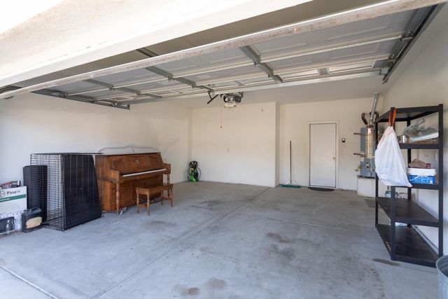 586 W Lindquist Street, Kingsburg, CA 93631