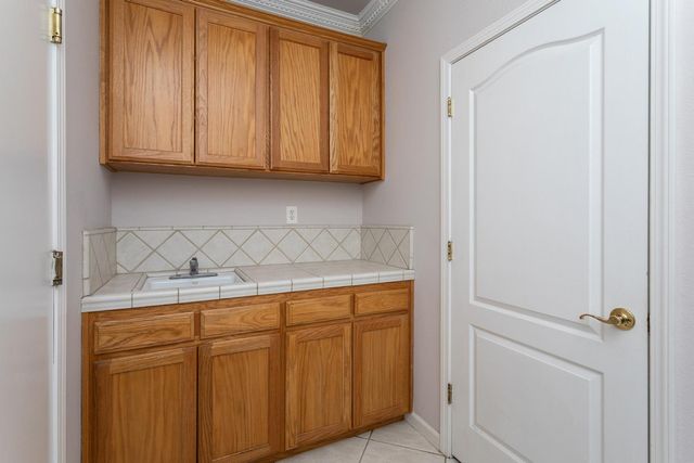 586 W Lindquist Street, Kingsburg, CA 93631